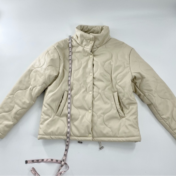 NWOT Forever 21 Beige Neutral Vegan Faux Leather Puffer Jacket Boxy Short S - Picture 13 of 14